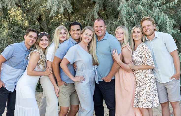 Image - Rylee Arnold with her family; including her parents, sisters, and in-laws, during a family vacation. 