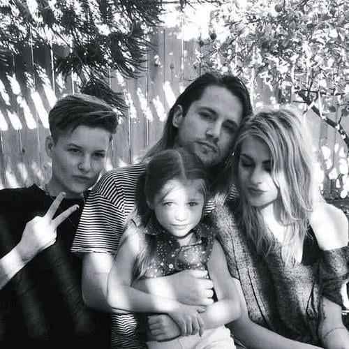 Image - Jesse Sullivan with her ex-husband, Isaiah Silva, and her ex-husband's wife, Frances Bean Cobain, and her daughter, Arlo. 