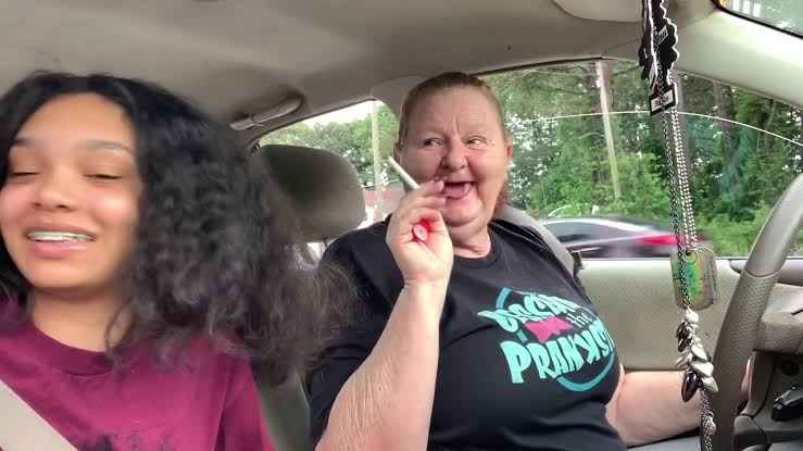 Image - Momma Redd with her daughter, Jessika The Prankster. She's holding a stick of cigarette.