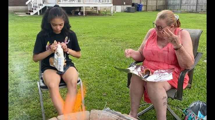 Image - Momma Redd with her daughter, Jessika The Prankster, outside their Atlanta family house.