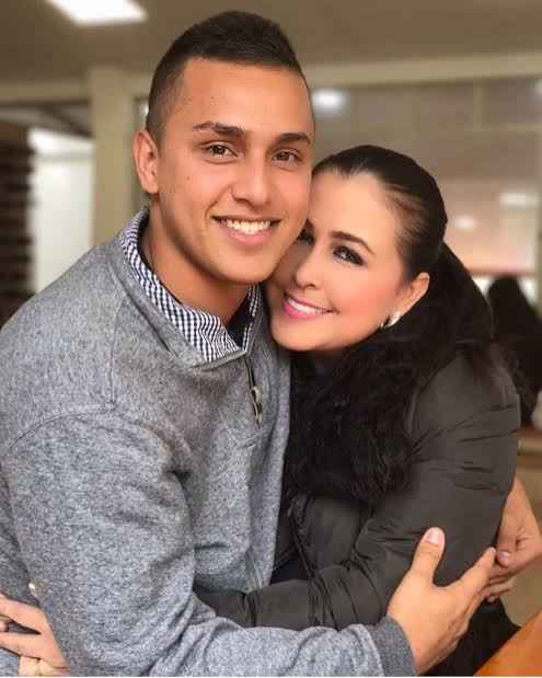 Image - Colombian singer, Arelys Henao, with her husband, Wilfredo Hurtado.