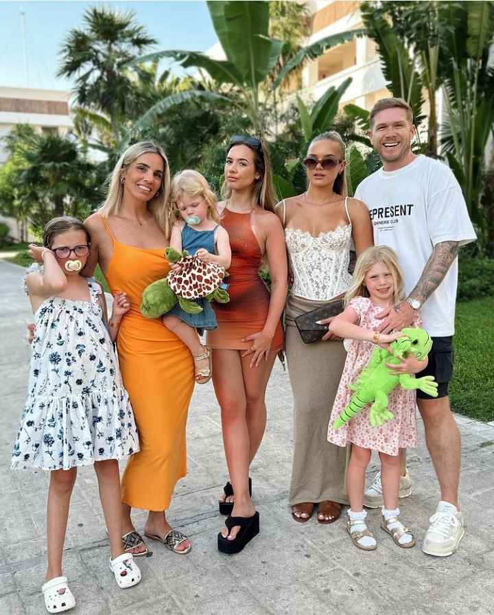 Image - Kaci Conder with her parents, Joel & Sarah, and four sisters, Grace, Sophie, Chloe, and Maddison. (Source: @dadvgirls / Instagram). 