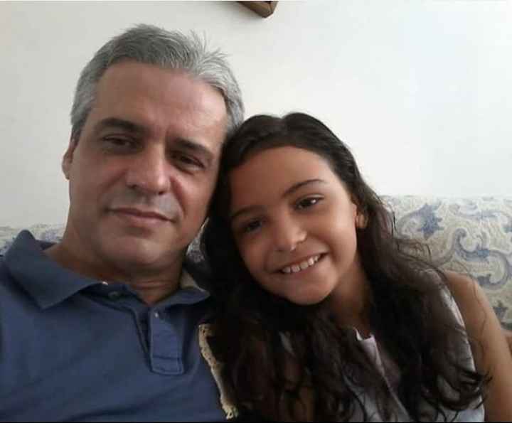 Image - Young Gabriela Moura with her deceased father. (Source: @gabimfmoura / Instagram). 