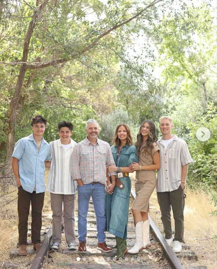 Image - The Mikesell Family. Alyssa Johnson with her parents, Betsy and Gentry Mikesell, her twin brothers, Brock and Boston Mikesell, and her husband, Dallin Johnson. 