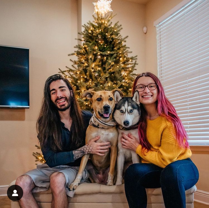 Image - Penguinz0 with his girlfriend, Tiana Tracy, and two pet dogs, in December 2021, before their break up. (Source: @bigmoistcr1tiKal / Instagram). 