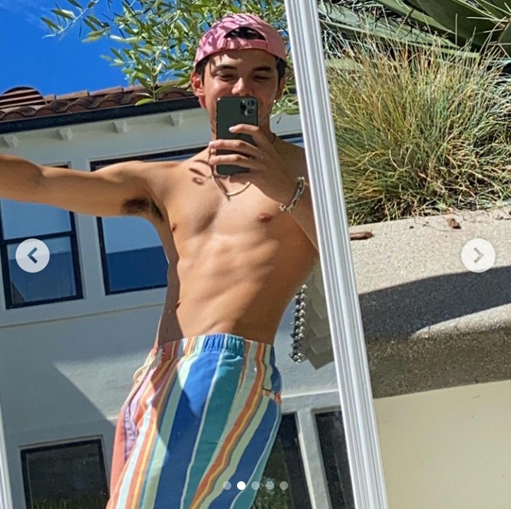 Image - Brice Rivera in a shirtless mirror picture. (Source: @bricerivera / Instagram). 