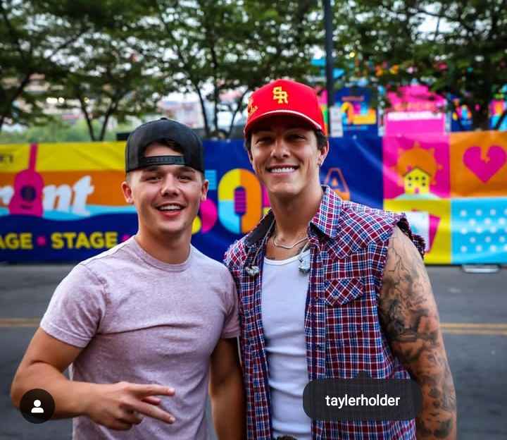 Image - Tayler Holder with his good friend, Tyler Hearing. (Source: @tylerhearing / Instagram). 