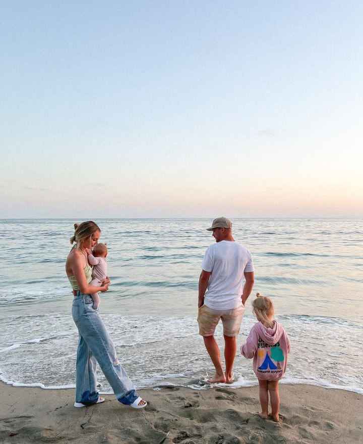 Image - Aspyn Ovard with her ex-husband, Parker Ferris, and their daughters, Cove and Lola, at the beach before baby #3 was born. (Source: @AspynOvard / Instagram). 