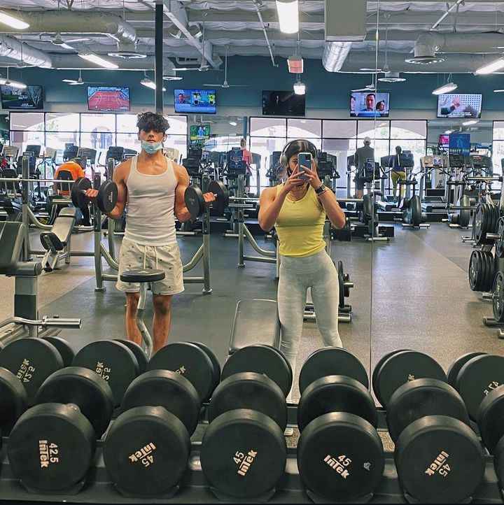 Image - Sara Saffari with his younger brother, Ali Saffari, at the gym in 2021. (Source: @sarasaffari__ / Instagram). 