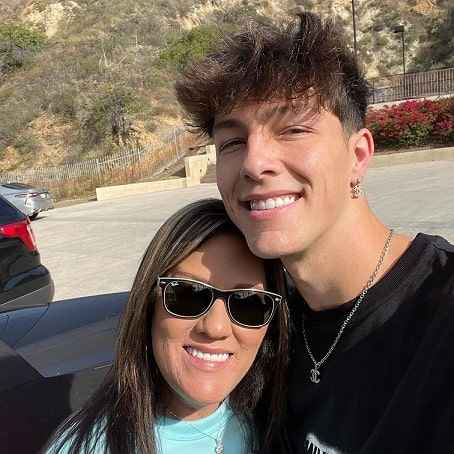 Image - Tayler Holder with his mom, Wendy Holder. 