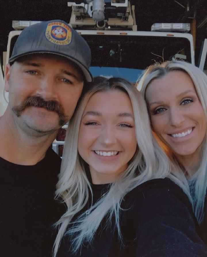 Image - Addi Shaw in a family photo with her parents, Nick Shaw and Lacey Shaw. (Source: @addishawofficial / Instagram). 