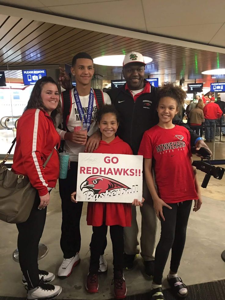 Image - Jalen Suggs in a family photo with his two younger Jennica and Jaelle, and parents, Molly and Larry Suggs. 