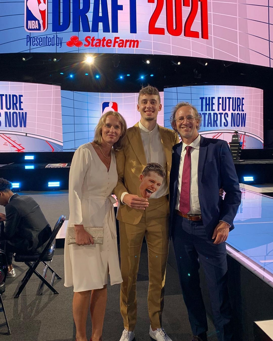 Image - Franz Wagner in a cute lil photo with his parents, Beate and Axel Wagner. 