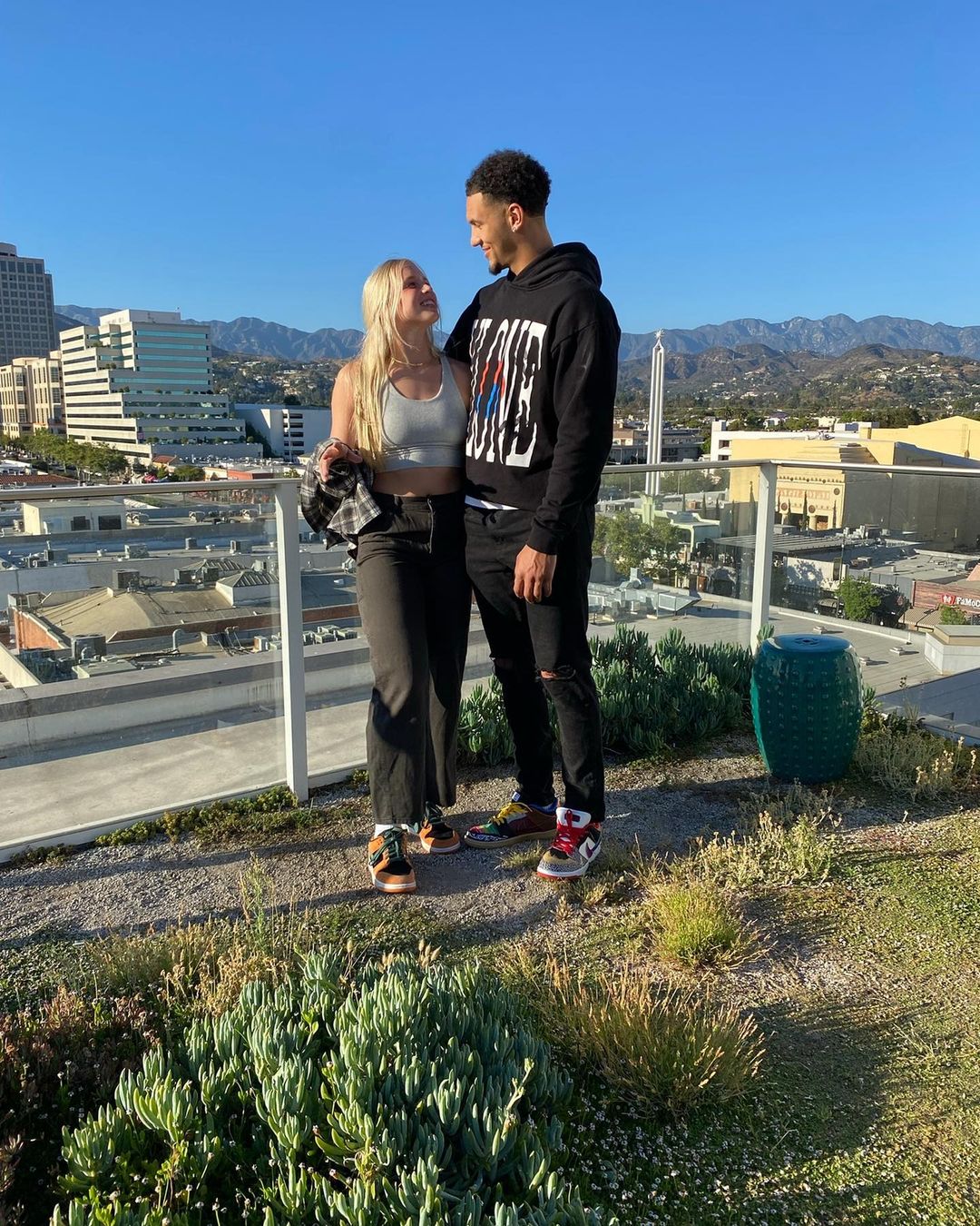 Image - Jalen Suggs in a cute lil photo with his long-term girlfriend, Hailey van Lith, in 2021. 