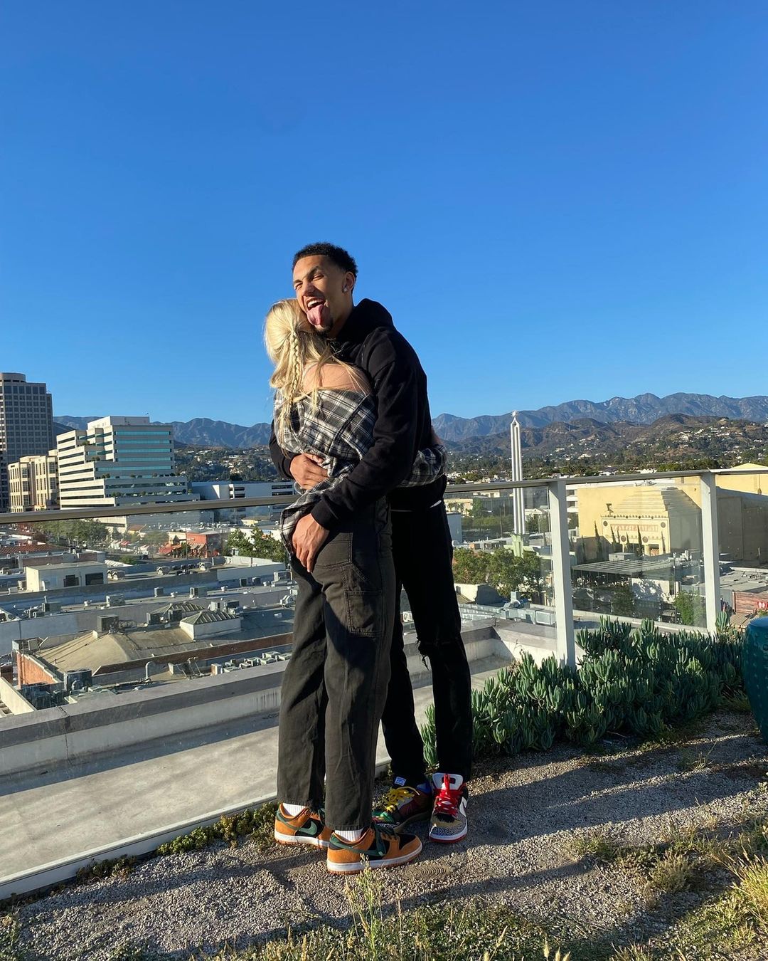 Image - Jalen Suggs in a cute lil photo with his long-term girlfriend, Hailey van Lith, in 2021. 