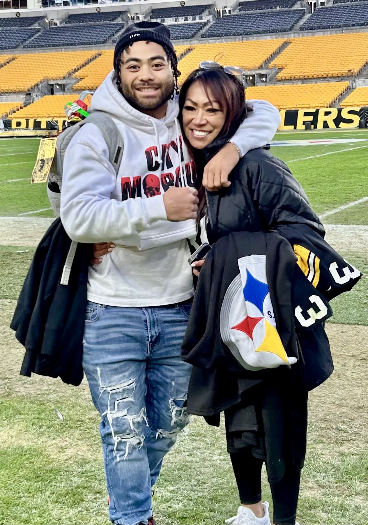 Image - Jaylen Warren Un a cute lil photo with his mom, Neta Warren. 