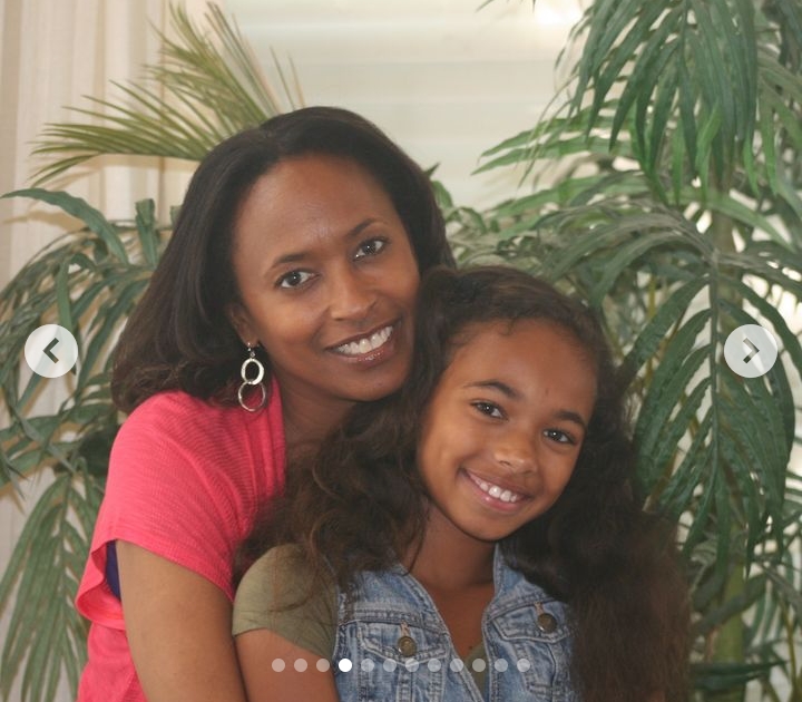 Image - Young Chandler Kinney in a cute lil photo with her mom, Taryn Kinney.