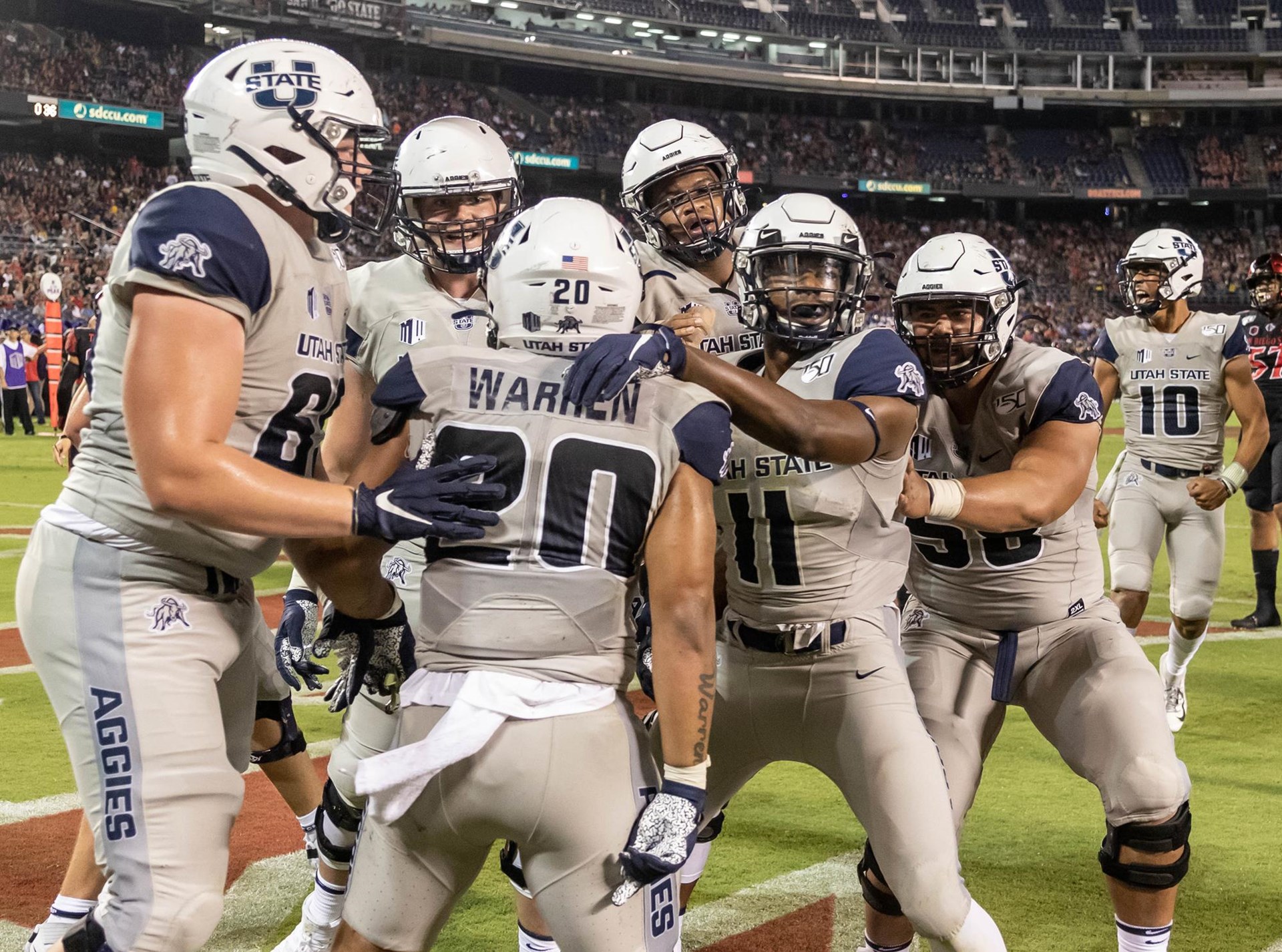 Image - Jaylen Warren in a group photo with his teammates. 