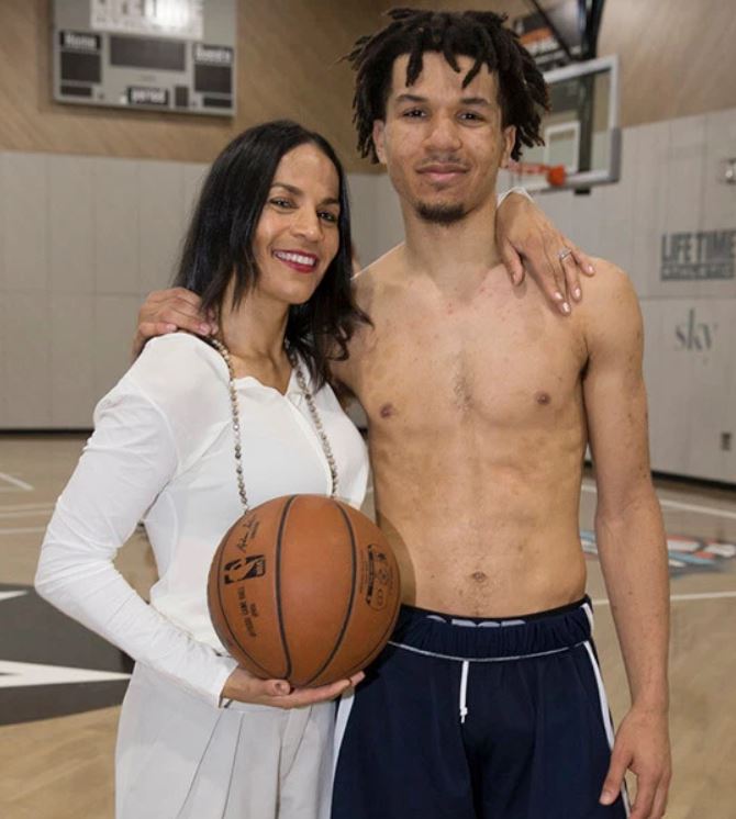 Image - Cole Anthony in a cute lil photo with his mom, Crystal McCrary. 