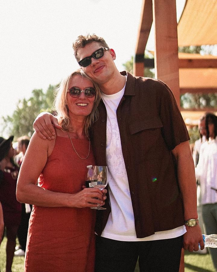 Image - Franz Wagner in a cute lil photo with his mom, Beate Wagner. 