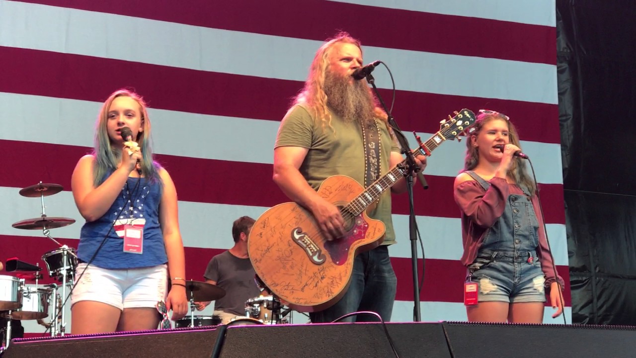 Image - Jamey Johnson pictured with his two daughters, Kylee and her second daughter, as they performed as his backup singers. 