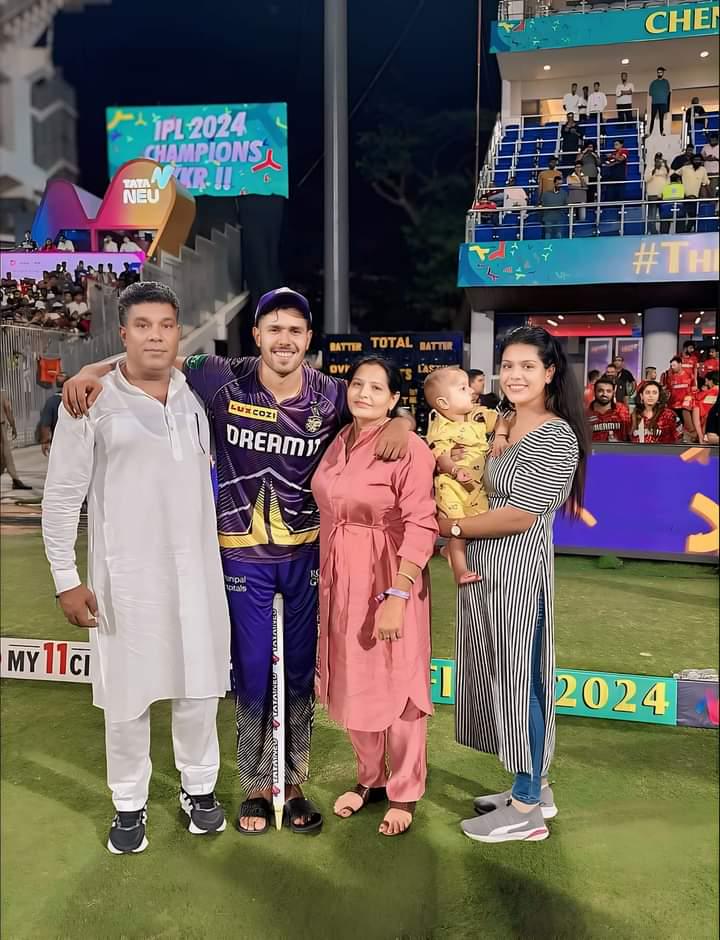 Image - Harshit Rana in a family photo with his father, Pradeep Rana, mother, Mrs. Rana, and sister, with her child. 