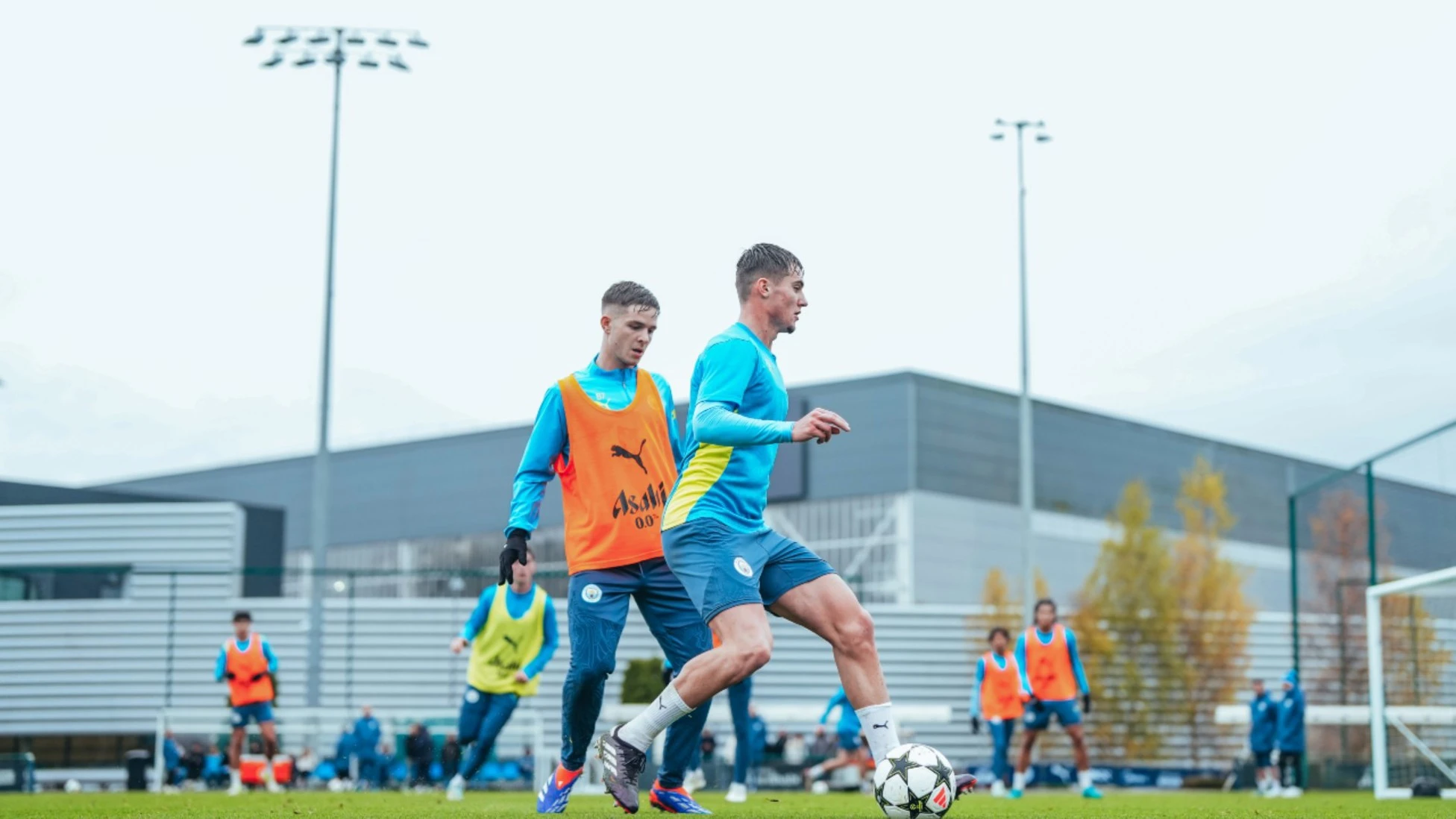 Image - MIDDLE MARCH: Jacob Wright and James McAtee contest possession. (Source: Man City). 