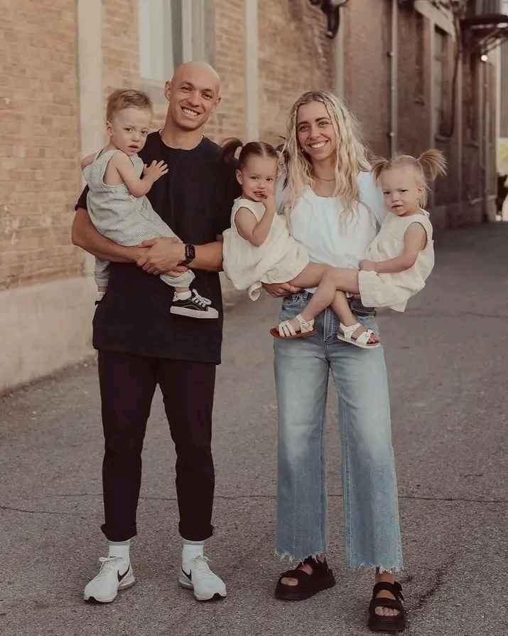 Image - Haylee Hess in a family photo with her husband, Mitchell Hess, and triplets, Lennon, Elliot, and Tommy. 